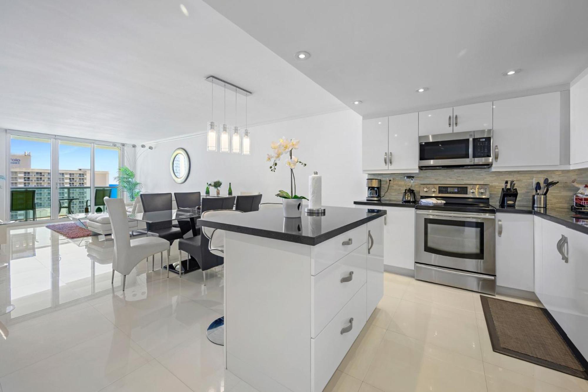 Spacious Apartment Of 2Br - 2Bth Near Of The Beach Great Price *
